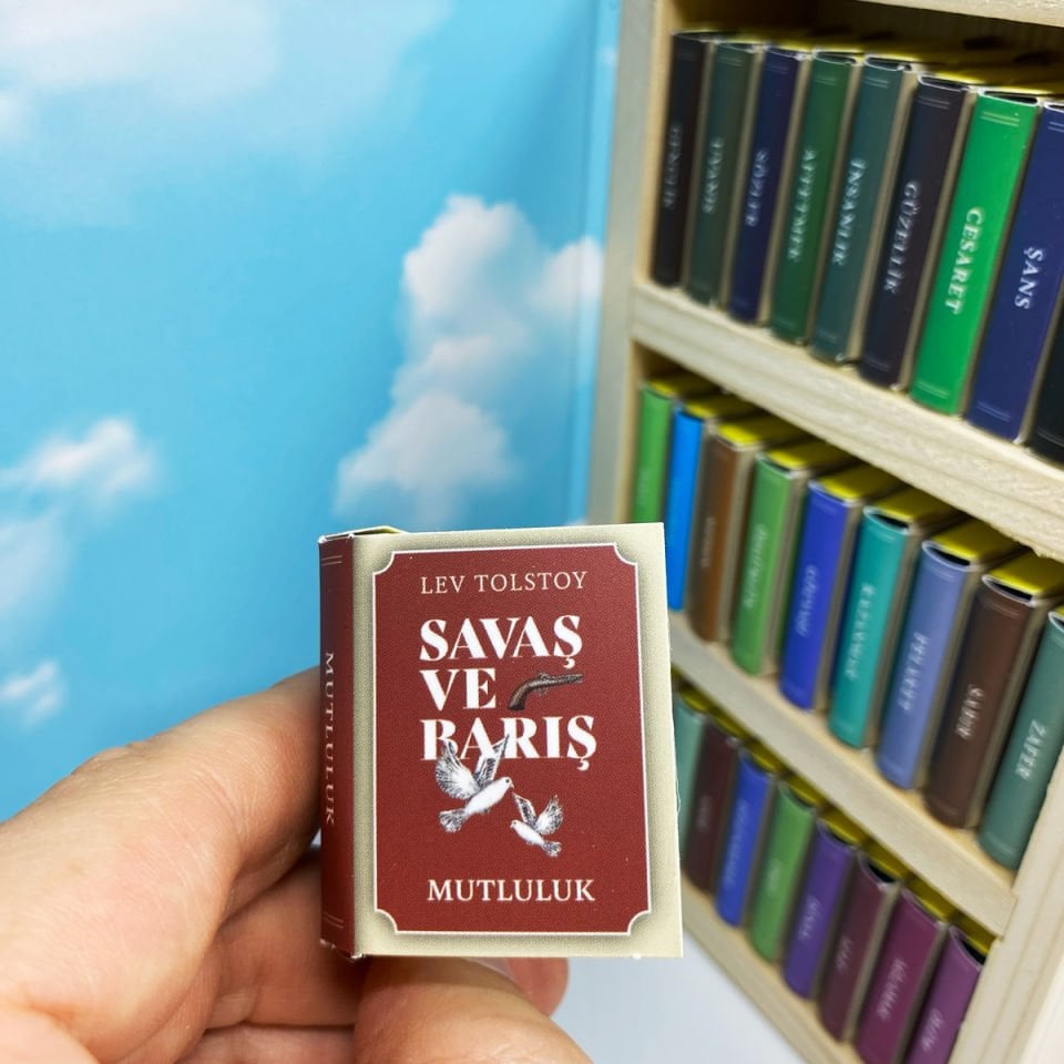 Savaş ve Barış Temalı Çikolata Kütüphanesi