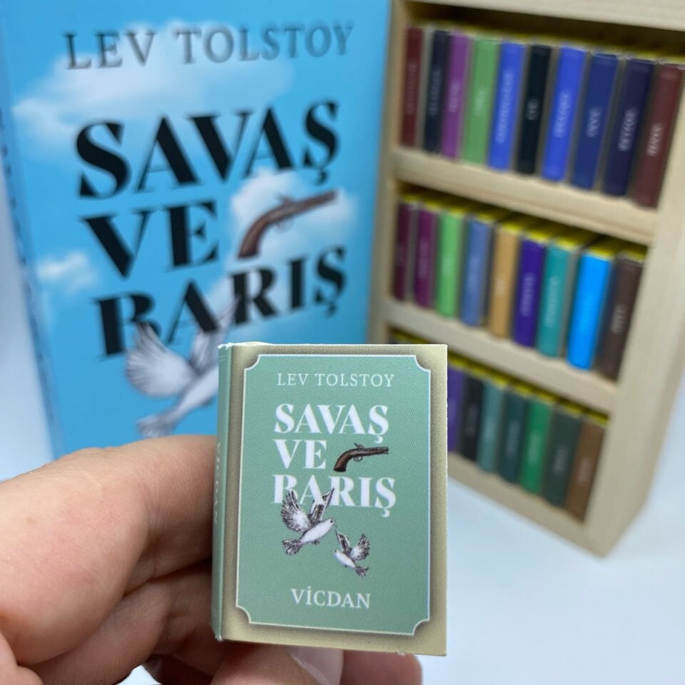 Savaş ve Barış Temalı Çikolata Kütüphanesi