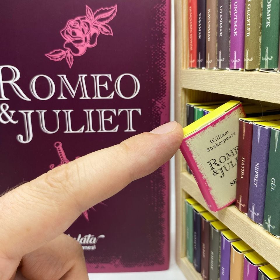 Romeo ve Juliet Temalı Çikolata Kütüphanesi Cilt Kapaklı